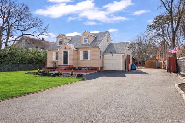 824 Lincoln Avenue, Bohemia, NY 11716