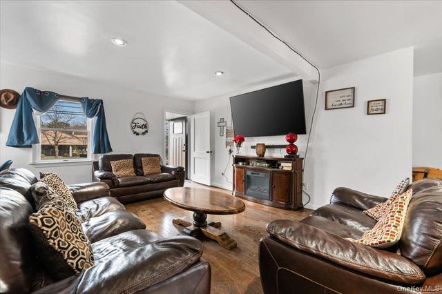 824 Lincoln Avenue, Bohemia, NY 11716