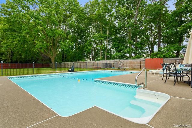 824 Lincoln Avenue, Bohemia, NY 11716