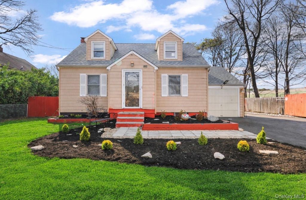 824 Lincoln Avenue, Bohemia, NY 11716