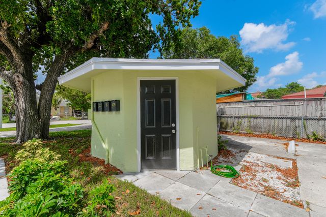 627 Bunker Road, West Palm Beach, FL 33405