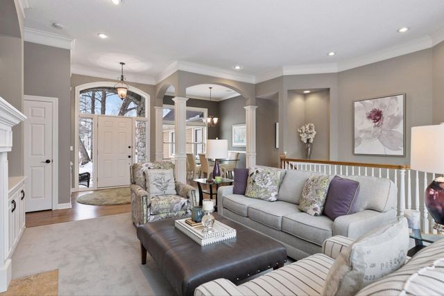 8064 Enclave Circle, Woodbury, MN 55125