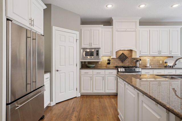 8064 Enclave Circle, Woodbury, MN 55125