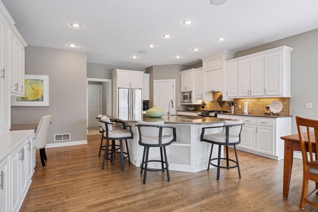 8064 Enclave Circle, Woodbury, MN 55125