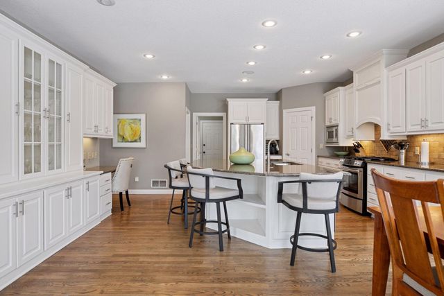 8064 Enclave Circle, Woodbury, MN 55125