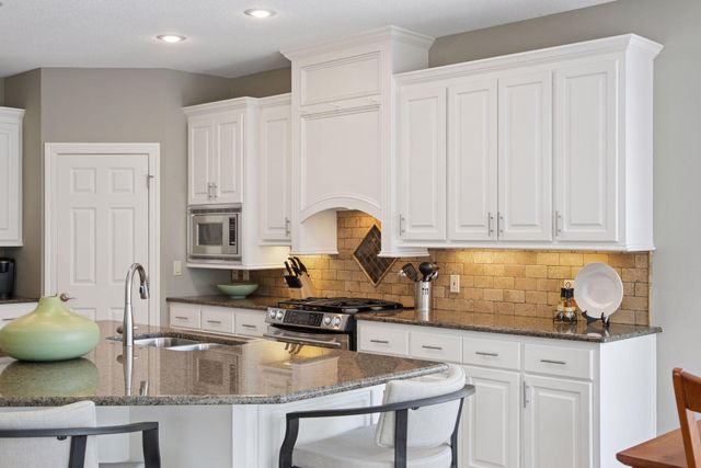 8064 Enclave Circle, Woodbury, MN 55125