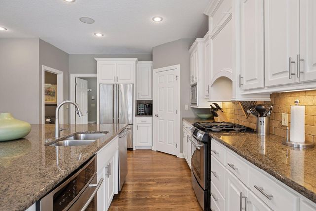 8064 Enclave Circle, Woodbury, MN 55125