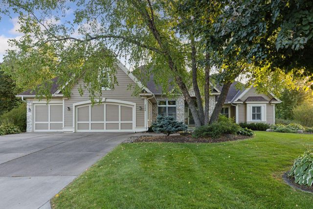 8064 Enclave Circle, Woodbury, MN 55125