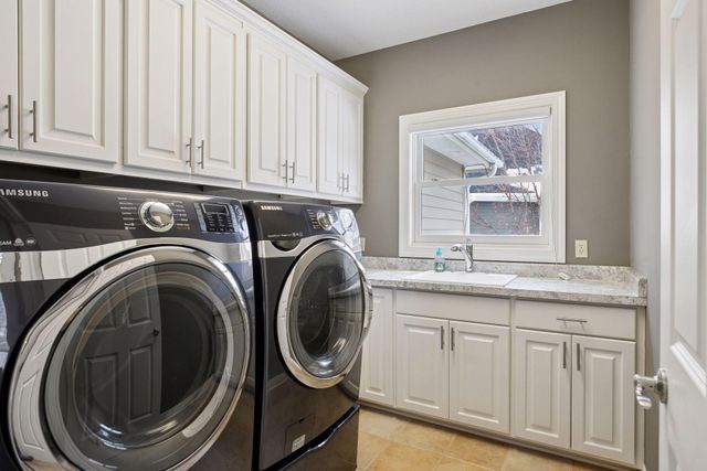 8064 Enclave Circle, Woodbury, MN 55125