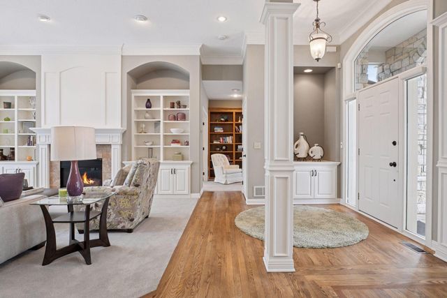 8064 Enclave Circle, Woodbury, MN 55125