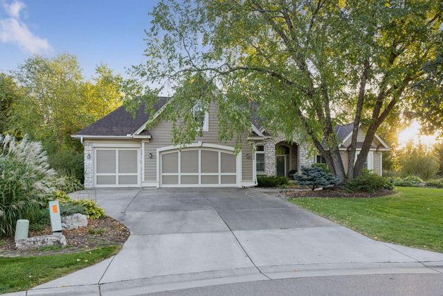 8064 Enclave Circle, Woodbury, MN 55125