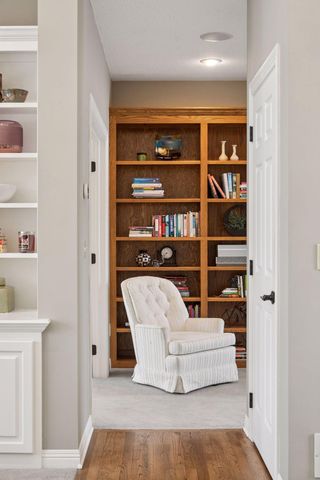 8064 Enclave Circle, Woodbury, MN 55125