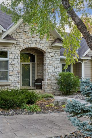 8064 Enclave Circle, Woodbury, MN 55125