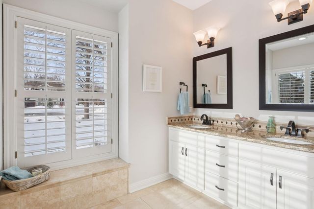 8064 Enclave Circle, Woodbury, MN 55125