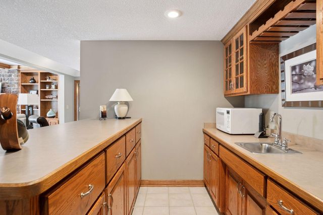 8064 Enclave Circle, Woodbury, MN 55125