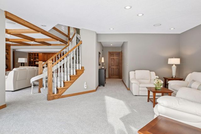8064 Enclave Circle, Woodbury, MN 55125