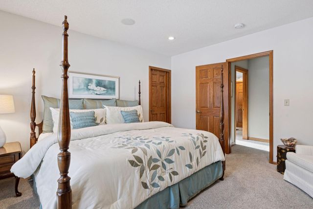 8064 Enclave Circle, Woodbury, MN 55125