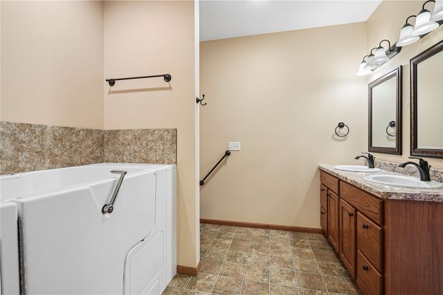 358 Eastview Ave, Marion, IA 52302
