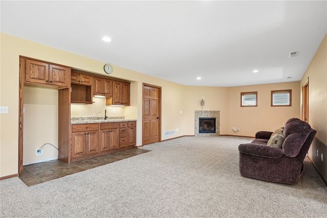 358 Eastview Ave, Marion, IA 52302