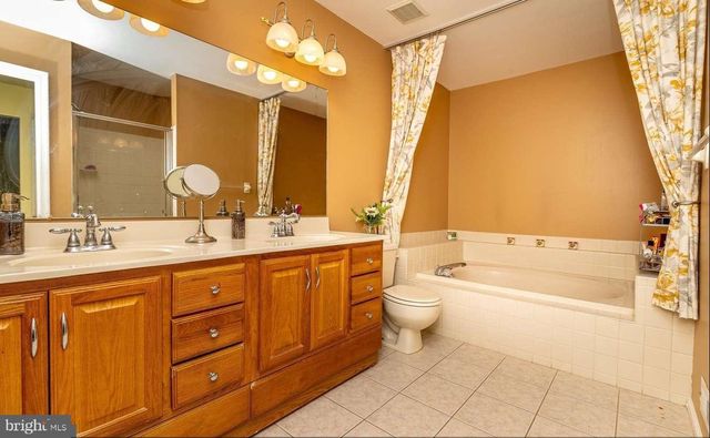 18 LANGCLIFFE CT, Mount Laurel, NJ 08054