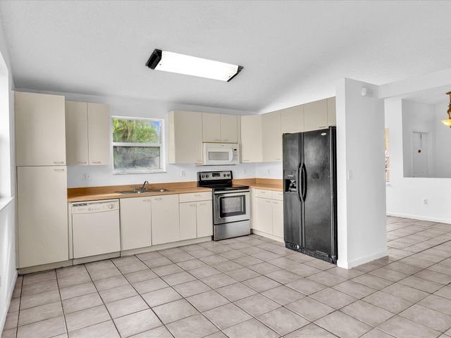 15817 Nw 4th Ct, Pembroke Pines, FL 33028