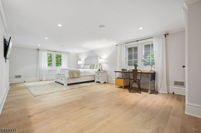 281 Long Hill Dr, Millburn Twp., NJ 07078