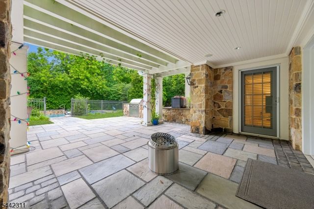 281 Long Hill Dr, Millburn Twp., NJ 07078