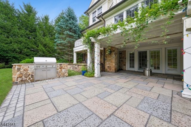 281 Long Hill Dr, Millburn Twp., NJ 07078