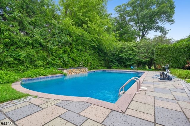 281 Long Hill Dr, Millburn Twp., NJ 07078
