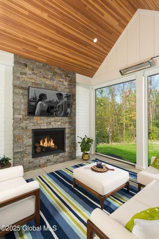 2 Arlington Circle, Milton, NY 12020