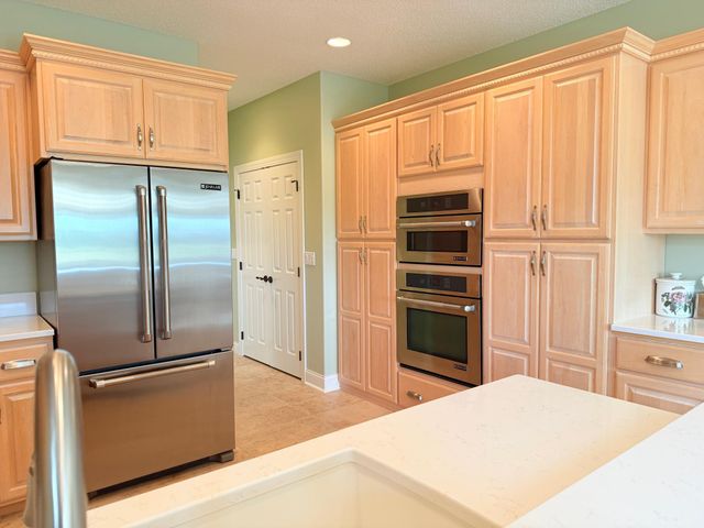 533 Hampton Drive W, Moorhead, MN 56560