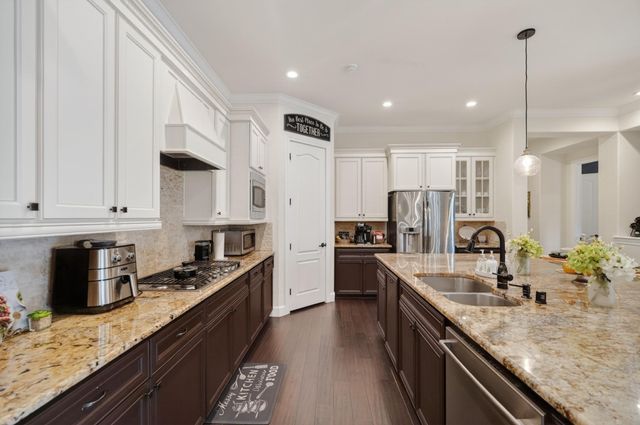 18 Sundown Ridge Place, The Woodlands, TX 77375