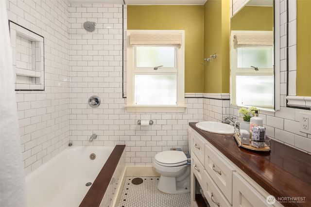11754 Riviera Place NE, Seattle, WA 98125