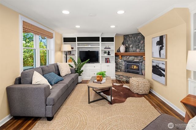 11754 Riviera Place NE, Seattle, WA 98125