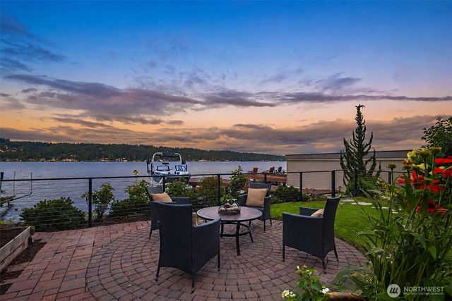 11754 Riviera Place NE, Seattle, WA 98125