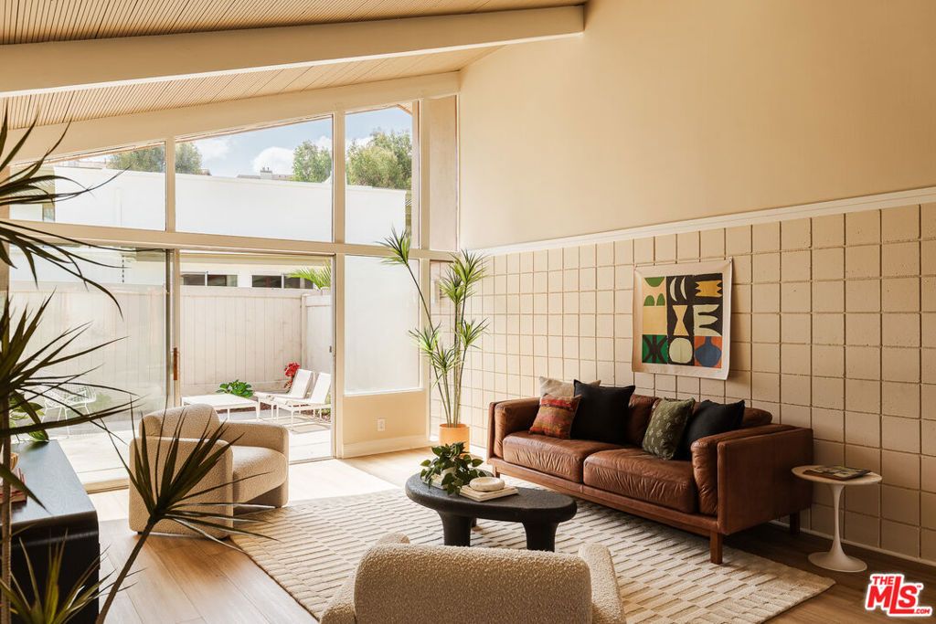 Image 11 of property listing at 4181 Del Mar Avenue, Long Beach, CA 90807