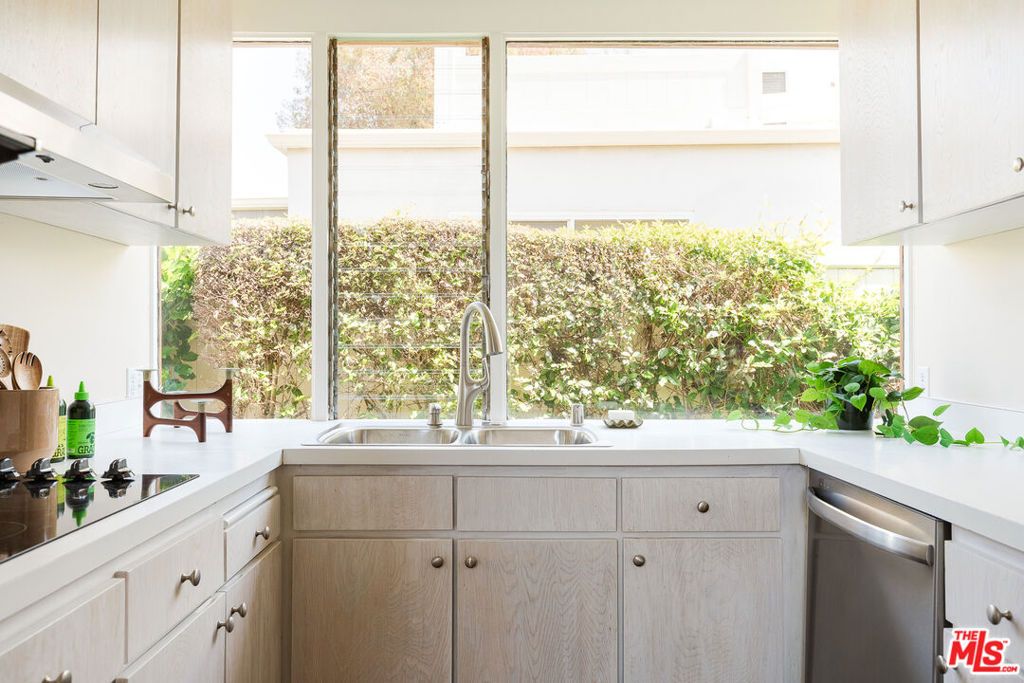 Image 25 of property listing at 4181 Del Mar Avenue, Long Beach, CA 90807