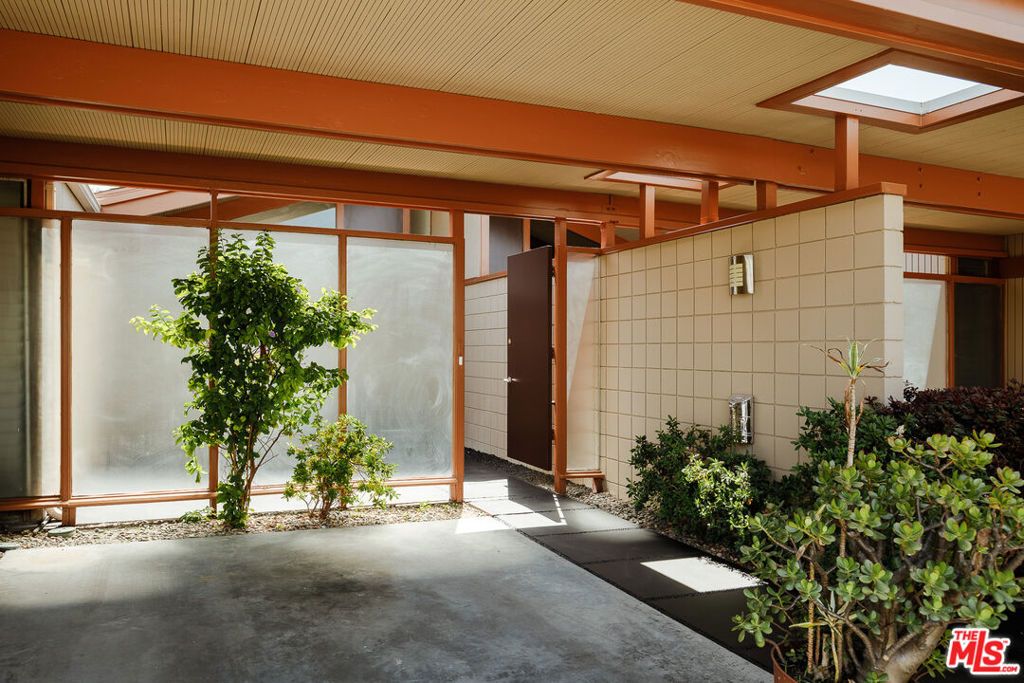 Image 4 of property listing at 4181 Del Mar Avenue, Long Beach, CA 90807