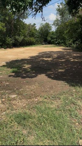 1329 Ash Crescent Street, Fort Worth, TX 76104