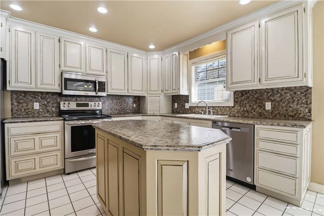 2876 S Club Oak Drive, Fayetteville, AR 72701