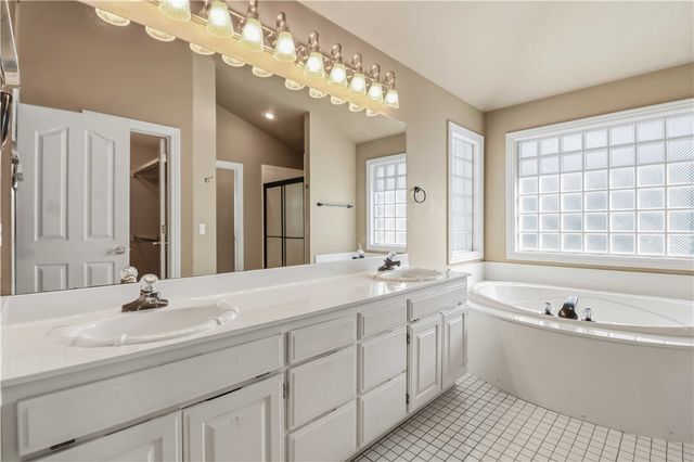 2876 S Club Oak Drive, Fayetteville, AR 72701