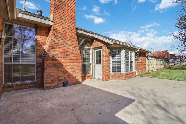 2876 S Club Oak Drive, Fayetteville, AR 72701