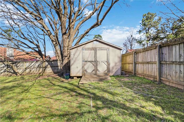 2876 S Club Oak Drive, Fayetteville, AR 72701