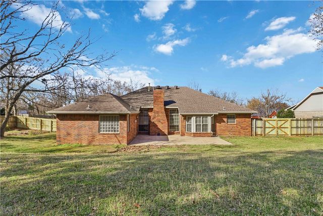 2876 S Club Oak Drive, Fayetteville, AR 72701