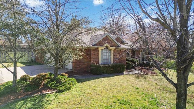 2876 S Club Oak Drive, Fayetteville, AR 72701