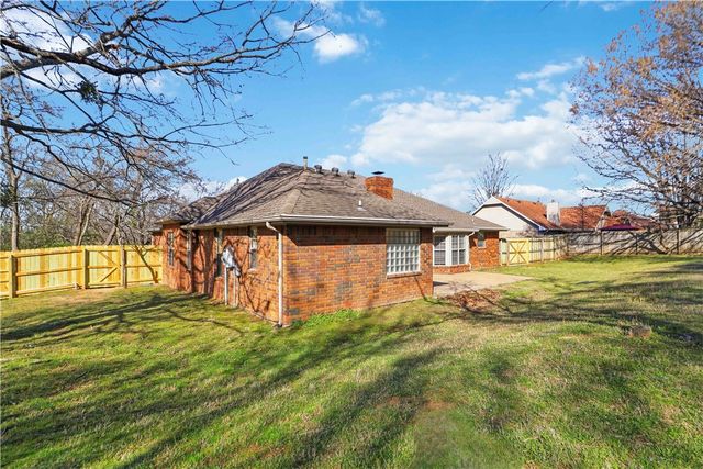 2876 S Club Oak Drive, Fayetteville, AR 72701