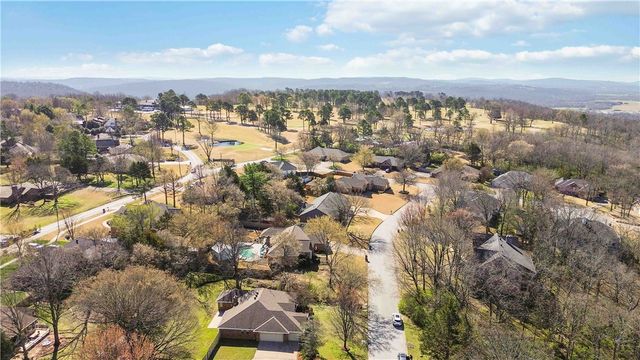 2876 S Club Oak Drive, Fayetteville, AR 72701