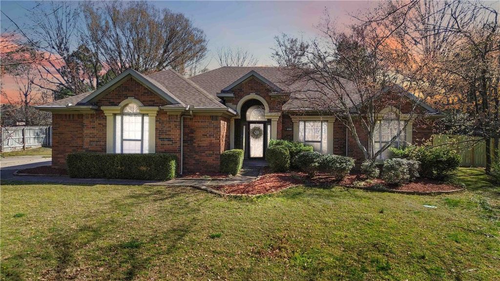 2876 S Club Oak Drive, Fayetteville, AR 72701