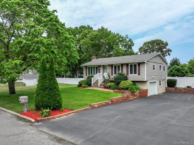 105 Greenhaven Drive, Port Jefferson Station, NY 11776