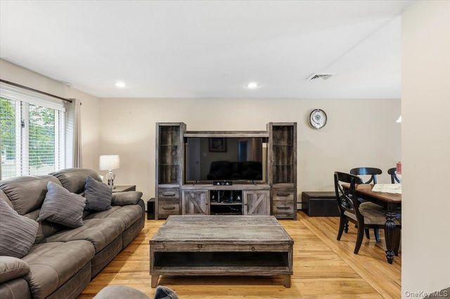 105 Greenhaven Drive, Port Jefferson Station, NY 11776